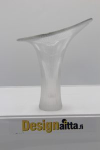Tapio Wirkkala, Wirkkalan, Jäänsärö, Viivahiottu, Kanttarelli, Tokio, Jäävuori, Kristalli,, Designaitta, Skandinaviadesign,Iittala, Iittlan, Ovalis, Taidelasi, Designlasi, Designaitta,  Finnish art glass, Jäävuori, Kristalli, viivahiottu