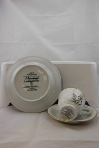 Apilanlehti, Apilanlehden, Etelä-Pohjanmaa, Suomi, Maakunta, Maakuntakuppi, Kahvikuppi, Designaitta, Skandinaviadesign ,Keräily, Satulautanen, Satutaulu, Taulu, Keramiikka